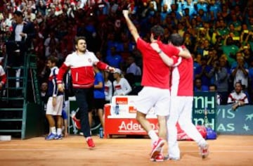 Roger Federer celebra tras vencer a Richard Gasquet para el primer título de Suiza en Copa Davis.