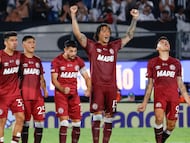 AMDEP9523. ASUNCIÓN (PARAGUAY), 22/11/2025.- Jugadores de Lanús celebran durante la serie de penaltis este sábado, en la final de la Copa Sudamericana frente a Atlético Mineiro en el estadio Defensores del Chaco en Asunción (Paraguay). EFE/ Mauricio Dueñas Castañeda