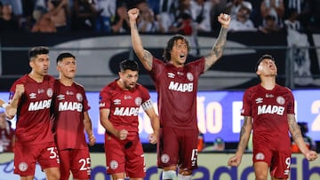AMDEP9523. ASUNCIÓN (PARAGUAY), 22/11/2025.- Jugadores de Lanús celebran durante la serie de penaltis este sábado, en la final de la Copa Sudamericana frente a Atlético Mineiro en el estadio Defensores del Chaco en Asunción (Paraguay). EFE/ Mauricio Dueñas Castañeda