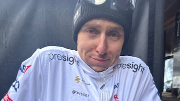El ciclista esloveno Tadej Pogacar se abriga en la cima de Vallter 2000 tras ganar la segunda etapa de la Volta a Catalunya 2024.