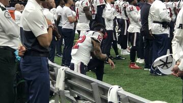 El wide receiver de los Houston Texans se hincó durante el Himno Nacional previo al inicio del Monday Night Football contra New Orleans.
