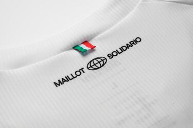 La firma italiana Santini bordó el nombre del maillot solidario en la parte trasera del cuello del maillot.