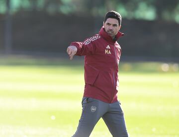 El Arsenal es su primer y, hasta la fecha, único equipo como entrenador. Llegó al club inglés en diciembre de 2019. En este tiempo ha ganada la FA Cup (2019-2020) y dos veces la Community Shield (2020 y 2023). Esta es su quinta temporada.