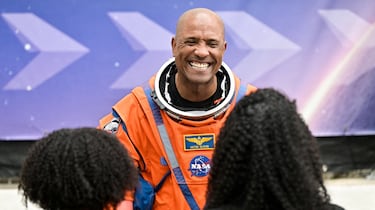 Glover, de 49 años, es el piloto de la misión y el primer astronauta negro en viajar a las proximidades de la Luna. En 2020 pasó 168 días en el espacio como parte de la misión Crew-1, la primera operación con la cápsula Crew Dragon de SpaceX hacia la ISS. Antes de la NASA, pilotó más de 40 aeronaves en la Armada, incluyendo misiones de combate y pruebas.