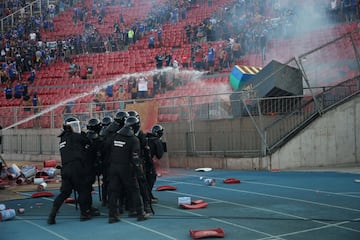 En el partido entre Universidad de Chile e Internacional de Brasil de la segunda fase de la Copa Libertadores se produjeron incidentes tanto dentro como fuera del estadio. En el minuto 83, cayeron varios proyectiles a la cancha lanzados por ultras de la 'U'. Pese al incendio en la tribuna el colegiado decidió continuar el partido. 