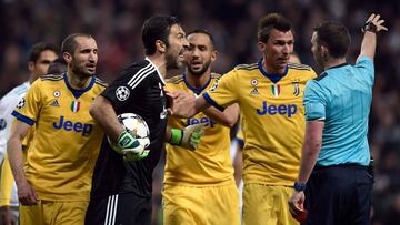 Gianluigi Buffon dirigi&eacute;ndose al colegiado.