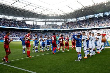 Los jugadores de la Real Sociedad hacen el pasillo a los campeones de la Liga Europa, el Sevilla FC, antes del partido de la última jornada de Liga que Real Sociedad y Sevilla FC.