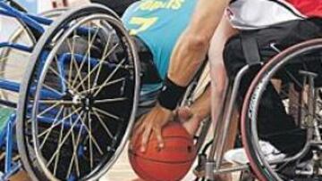 <b>LUCHA LIMPIA. </b>Espectacular imagen en un partido de baloncesto en silla de ruedas.