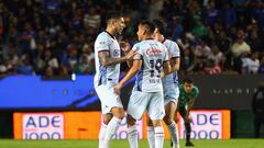 MEX9084. LEÓN (MÉXICO), 21/02/2024.- Jugadores de Cruz Azul celebran un gol anotado al León este miércoles, durante un juego por la octava jornada de la Liga MX del fútbol mexicano, celebrado en el estadio León, estado de Guanajuato (México). EFE/Luis Ramírez
