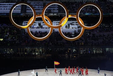 La abanderada Olivia Smart, encabeza la delegación de España en el desfile de la ceremonia de apertura de los Juegos Olímpicos de Invierno.