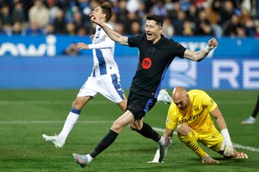 0-1 Centro raso de Raphinha al corazón del área, el defensa pepinero se lanza al suelo, y con su pierna derecha, manda el balón dentro de su propia portería. Marko Dmitrovic no puede hacer nada para detener el esférico.