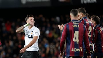 VALENCIA, 21/11/2025.- El delantero del Valencia Hugo Duro (i) y jugadores del Levante a la finalización del encuentro correspondiente a la jornada 13 de Laliga EA Sports que han disputado hoy viernes en el estadio valencianista de Mestalla. EFE / Manuel Bruque.