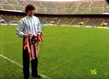 Fernando Hierro en el estadio Vicente Calderón posa con la camiseta del Atlético de Madrid en 1989. Fernando Hierro se convirtió en unos de los jugadores míticos del Real Madrid, pero su historia pudo cambiar un 17 de junio de 1989 y convertirse en jugador del Atlético de Madrid después de que el presidente del Real Valladolid, Miguel Ángel Pérez Herranz, llegara a un acuerdo con Jesús Gil y Gil sin el consentimiento del central malagueño. 