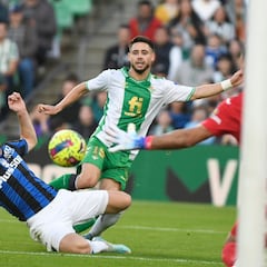 La pegada del Atalanta castiga a un Betis demasiado frágil