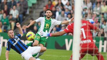 Álex Moreno, ante el Atalanta.