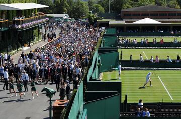 Multitud de aficionados entran en Wimbledon para asistir a la primera jornada.