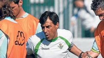 <b>RADICAL. </b>El Betis se había convertido en los últimos meses en un equipo triste. Los jugadores tenían muy marcados su role dentro de la plantilla. Algunos eran titulares indiscutibles y otros sabían que no tendrían ninguna opción. Con el cambio de técnico, el ambiente ha variado de forma radical. Nogués ha conseguido que cada jugador se sienta importante en la lucha por la permanencia.