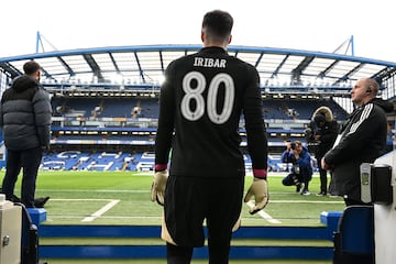 El portero del Chelsea Kepa Arrizabalaga ha querido homenajear al 'Txopo' Iribar. El portero vasco salió en el calentamiento del partido del Chelsea frente al Leeds con una camiseta negra con el nombre de Iribar y con el número 80.