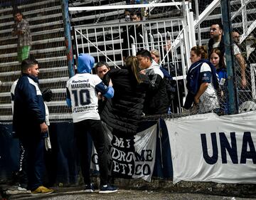 El partido se tuvo que detener a los nueve minutos de juego por graves incidentes tanto dentro como fuera del estadio. Hinchas del Lobo que quedaron afuera se enfrentaron con la policía, que reprimió de manera abrupta.  El humo de los gases lacrimógenos ingresó al estadio