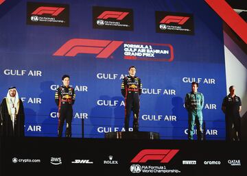 Max Verstappen, Sergio Pérez y Fernando Alonso en el podio del Gran Premio de Bahréin.