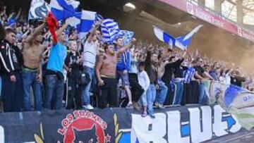 <b>VOLCADOS. </b>La afición del Deportivo, con los Riazor Blues al frente, tomó ayer el entrenamiento para dar ánimos a sus jugadores.