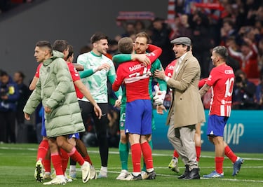 Los jugadores rojiblancos celebran la victoria y el billete a la siguiente ronda de la Champions League.