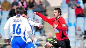 <b>EN ACCIÓN. </b>Víctor Casadesús pelea por hacerse con el balón en un encuentro ante el Zaragoza.