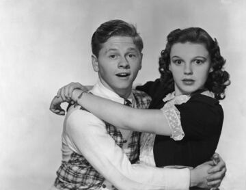 Mickey Rooney fue otro joven actor carismático de los años 30, como Judy Garland con quien sale en esta foto. Mickey Rooney adoptó el nombre de Mickey al popularizarse el personaje de Mickey McGuire, un joven detective al que Rooney dio vida en una serie de cortos. Aprovechando que el público se quedó con el nombre del personaje, el joven actor optó por mantener el nombre su alter ego ficticio, pero cambiando el apellido por uno que sonase bien junto a Mickey, Rooney.