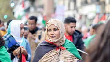 Una mujer marcha en una manifestaci¨®n para exigir el derecho de autodeterminaci¨®n del pueblo saharaui, en Plaza Santa Ana, a 12 de noviembre de 2022, en Madrid (Espa?a). La protesta est¨¢ organizada por la Coordinadora Estatal de Asociaciones Solidarias con el Sahara (CEAS-Sahara) y la Federaci¨®n de Asociaciones de Amigos del Pueblo Saharaui de Extremadura, (FEDESAEX) para reclamar la justicia para los saharauis y el fin del proceso de descolonizaci¨®n del Sahara Occidental. Bajo el lema ¡®?No nos Callaran! ?Sahara Libre Ya!¡¯, la manifestaci¨®n tiene como foco la actual postura del Gobierno que pretende legitimar la anexi¨®n de los territorios del S¨¢hara Occidental, ignorando los derechos inalienables del pueblo saharaui a la autodeterminaci¨®n e independencia.
12 NOVIEMBRE 2022;PROTESTA;CONCENTRACI?N;REIVINDICACI?N;SAHARA;S?HARA;POLIC?A;BANDERA S?HARA OCCIDENTAL;VELO;HIYAB;MARRUECOS COLONIAL;
Ricardo Rubio / Europa Press
12/11/2022