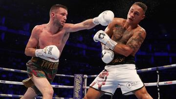 Josh Taylor golpea a Regis Prograis en la final de las World Boxing Super Series.