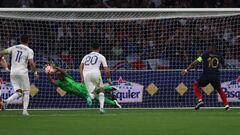 Saint-denis (France), 19/06/2023.- Goalkeeper Odysseas Vlachodimos (L) of Greece saves a penalty of Kylian Mbappe (R) of France, which was later retaken after a VAR decision, during the UEFA EURO 2024 qualification match between France and Greece in Saint-Denis, France, 19 June 2023. (Francia, Grecia) EFE/EPA/MOHAMMED BADRA
