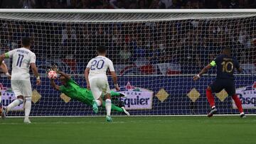 Saint-denis (France), 19/06/2023.- Goalkeeper Odysseas Vlachodimos (L) of Greece saves a penalty of Kylian Mbappe (R) of France, which was later retaken after a VAR decision, during the UEFA EURO 2024 qualification match between France and Greece in Saint-Denis, France, 19 June 2023. (Francia, Grecia) EFE/EPA/MOHAMMED BADRA
