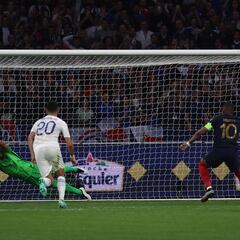 Saint-denis (France), 19/06/2023.- Goalkeeper Odysseas Vlachodimos (L) of Greece saves a penalty of Kylian Mbappe (R) of France, which was later retaken after a VAR decision, during the UEFA EURO 2024 qualification match between France and Greece in Saint-Denis, France, 19 June 2023. (Francia, Grecia) EFE/EPA/MOHAMMED BADRA