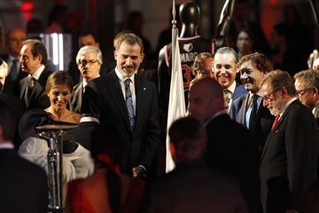 Sus Majestades los Reyes disfrutan de la exposición habilitada para la Gala.