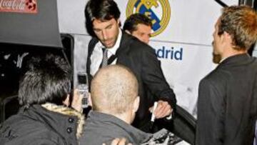 <b>EN LA LISTA. </b>Van Nistelrooy, que entró de nuevo en la convocatoria, firma autógrafos a su llegada a Sevilla.