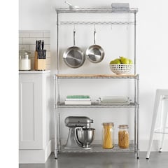 Esta estantería de cocina con tres baldas, encimera y barra para colgar suma 8.900 valoraciones