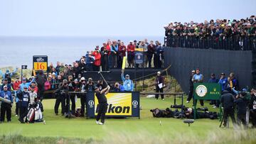 Shane Lowry sale del hoyo 16 en el Open Championship de Royal Portrush.