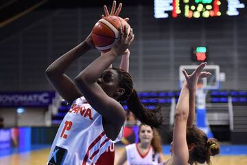 Pendande lanza a canasta durante el partido España-Turquía del Europeo Sub-18 de Hungría.