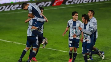 Jugadores del Pachuca festejan un gol contra Am&eacute;rica