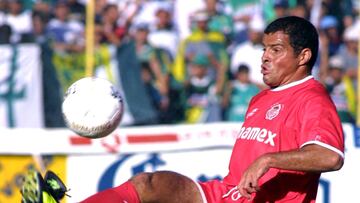 Carlos María Morales durante un partido con el Toluca.