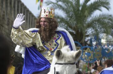 La cabalgata de Reyes Magos de 2003 en Puerto de Santa Mar¨ªa cont¨® con un Gaspar que disfrut¨® del desfile m¨¢s que los ni?os.