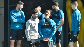 Marcelino charla con Muniain en Lezama.