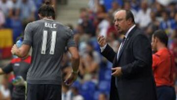 Rafa Ben&iacute;tez da instrucciones a Bale en un partido ante el Espanyol.