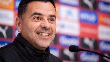 GRAFCAT7670. GIRONA, 20/12/2023.- El entrenador del Girona FC, Míchel Sánchez, durante la rueda de prensa que ha ofrecido tras el entrenamiento del equipo de cara al partido de LaLiga que mañana disputarán ante el Real Betis. EFE/David Borrat