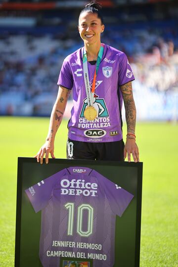 La jugadora de la selección española femenina y reciente campeona del mundo ha reaparecido con su club, el Club de Fútbol Pachuca Femenil de la Primera División Femenil de México. Jenni salió en los últimos minutos de juego siendo recibida con una gran ovación y un gran tifo sobre la portería.