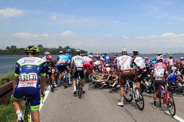 Ca¨ªda masiva del pelot¨®n durante la 15? etapa del Giro de Italia 2021, una carrera de 147 km entre Grado y Goriziav