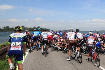 Caída masiva del pelotón durante la 15ª etapa del Giro de Italia 2021, una carrera de 147 km entre Grado y Goriziav