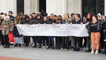 Decenas de personas durante el minuto de silencio por la muerte de un joven vallisoletano, en la Plaza Mayor de Valladolid, a 26 de febrero de 2024, en Valladolid.