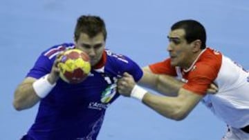 El jugador francés William Accambray trata de superar la defensa de Mahmoud Gharbi, de Túnez, durante el partido de la primera fase del Mundial de balonmano España 2013 disputado esta noche en Granollers.