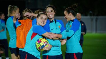 Claudia Pina y Marta Torrejón, durante un entrenamiento del Barcelona.